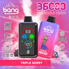 Publicité présentant un appareil de vapotage jetable de Bang d'une capacité de 36 000 bouffées de niveau de glace, un design coloré étiqueté « Triple Berry » et des détails techniques, notamment des réservoirs d'huile doubles, une régulation de la pression par empreinte digitale et un chargement USB de type C.
