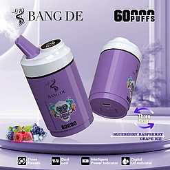 Bang De ブランドの紫色の電子タバコデバイス。60,000 回の吸引が可能で、ブルーベリー、ラズベリー、グレープアイスのフレーバーがあり、デュアルコイルやデジタルオイルインジケーターなどの機能も備えています。