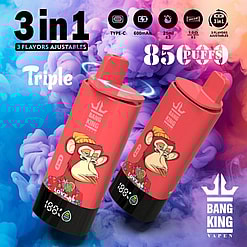 Reklambild med två Bang King Triple 85000 vape-enheter med en stiliserad apa-design, omgivna av färgglada rökeffekter och text som framhäver funktioner som 3-i-1-smaker, 8500 puffar och 600 mAh batterikapacitet.