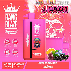 Reklambild för Bang Blaze Joycome engångsvape med sitt rosa hölje, nätspole, 40 ml volym, 650 mAh batteri och Acai Storm Ice-smak med en bakgrund av is och frukt.