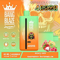 Reklam för Bang Blaze engångsvaping-enheten med en vibrerande orange och grön bakgrund, med betoning på 4000 puffar, hallon-vattenmelon-smak och produktspecifikationer som 40 ml kapacitet och 650 mAh batteri.