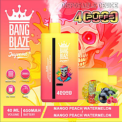 Ljus reklambild med en Bang Blaze engångsvape i gul-till-rosa toning, ett konstverk med dödskalletema i bakgrunden och en smakbeskrivning av mango-persika-vattenmelon; Ytterligare detaljer inkluderar nätspole, 650 mAh batteri och 40 ml kapacitet.