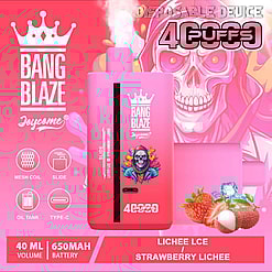 Reklambild för Bang Blaze Joycome engångsvape i rosa, med en volym på 40 ml e-vätska, 650 mAh batteri och smaker som litchi-is och jordgubbslitchi.