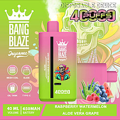 Reklambild som visar upp en Bang Blaze Joycome engångsvape-enhet i rosa och grönt, med smakalternativ som hallon, vattenmelon och aloe vera-druva, med ytterligare ikoner och specifikationer som 40 ml volym och 650 mAh batteri.