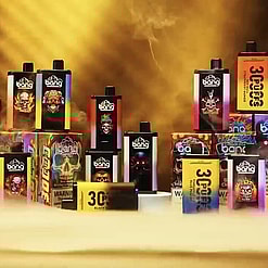 En visning av färgglada förpackningar för vaping-produkter, inklusive engångsvape-enheter och askar med livfulla designer och varumärken i en rökig, gyllene miljö.