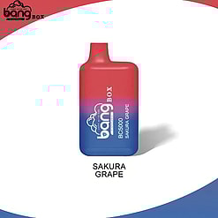 En Bang Box BC5000 engångsvape i sakura-druvsmak, med en strömlinjeformad rektangulär design med röda och blå toningsfärger.