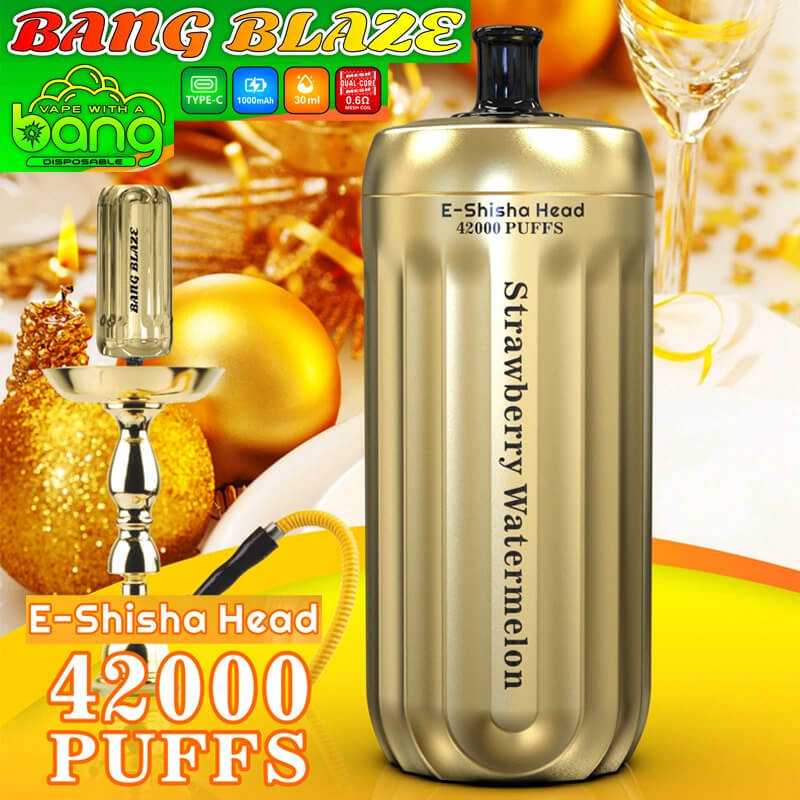Reklambild av en guldfärgad e-shisha märkt "Bang Blaze" med funktioner som 42 000 bloss och smak av jordgubb och vattenmelon, mot en festlig guld- och vit bakgrund.
