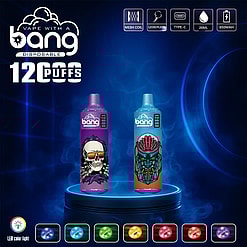 Bang King 12000 トルネード 12000 使い捨て vape デバイスのプロモーション画像。サングラスをかけた頭蓋骨とゾンビのイラストの大胆なデザインが特徴で、その周囲には 12,000 回の吸引、メッシュ コイル、20 ml 容量、タイプ C 充電、650 mAh バッテリー、LED カラー ライト オプションなどの機能を強調するアイコンが未来的な青い背景に配置されています。