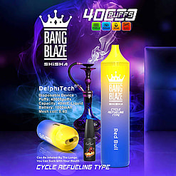 Reklamgrafik med en Bang Blaze 40000 Oil engångsvattenpipa, som framhäver funktioner som kapacitet på 40 000 bloss, 40 ml e-vätska, 1000 mAh batteri och 0,6 Ω mesh-spole, mot en livfull lila och blå bakgrund med en vattenpipabild och Red Bull-flaskan.