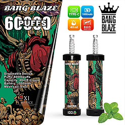 Bang Blaze使い捨てベイプデバイスのプロモーション画像。デザインと仕様をクローズアップで紹介。6万回吸引可能、リキッド容量40ml、1000mAhバッテリー、0.6Ωメッシュコイルを搭載。パッションフルーツフレーバーと装飾的なイラストが、製品の職人技による美しさを強調しています。