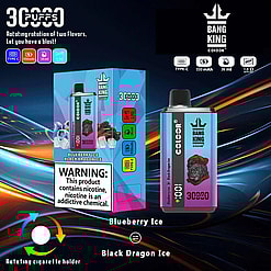 Reklambild för Bang King Color-vapeenheten som visar en låda och själva enheten; funktioner inkluderar 3 000 bloss, laddning av typ C, dubbel smakrotation av Blueberry Ice och Black Dragon Ice, samt en tydlig varningsetikett för nikotin.