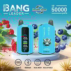 En reklambild för Bang Leader Vape-enheten som visar två blå vape-modeller med digitala skärmar och tigergrafik. Bland de utvalda funktionerna finns dubbel smakväxling, upp till 50 000 bloss, typ-C-laddning, 650 mAh-batteri, dubbel mesh-teknik och justerbara inställningar. Runt vaparna finns avbildningar av hallon och blåbär, som representerar smaker.