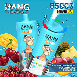 Werbebild für 'Bang Legend 3-in-1' Vaping-Gerät mit einem animierten Charakter und den Hervorhebung der Aromen von Kirschkranbeeren, Pfirsich-Mango und Ananas vor einem blauen Kulisse mit Früchten und Wasserspritzelementen.
