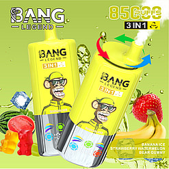 Werbebild zeigt gelbe Vaping-Geräte mit der Bezeichnung „Bang Legend 3-in-1“ gegen einen grünen Hintergrund mit Obstgegenständen wie Wassermelone, Erdbeeren und Bananen, wobei drei Geschmacksoptionen und Puffkapazität betont werden.