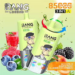 Ein Werbebild mit zwei Bang Legend 3-in-1-Einweg-Vape-Vape-Geräten mit kundenspezifischer Geschmacksauswahl, das vor einem fruchtigen Hintergrund eingestellt ist, darunter Himbeeren, Blaubeeren, Brombeeren und Pfirsichscheiben, die die Geschmacksoptionen gemischter Früchte, Mojito-Pfirsich und Blueberry-Himbeer sowie Details von Branding und Bad-Count-County hervorheben.
