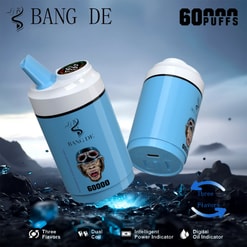 Werbebild des Bang De-Vaping-Geräts mit einem Cartoon-Affen mit Fliegerbrille, Anzeigefeld und hervorgehobenen Funktionen, darunter drei Geschmacksrichtungen, Doppelspule, intelligente Betriebsanzeige und digitale Ölanzeige, vor einem rauen Outdoor-Hintergrund.
