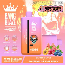 Eine Produktwerbung für das Einweg-Vape-Gerät Bang Blaze mit farbenfrohem Design, 4.000 Zügen und den Aromen kühle Beeren/saure Wassermelone und Pfirsich.