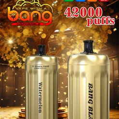 Image promotionnelle de Bang Blaze E-Shisha Head avec deux appareils de couleur or étiquetés «pastèque» et «Bang Blaze», présentant 42 000 bouffées, charge de type C, batterie de 1000mAh et capacité de 30 ml dans une toile de fond dorée.