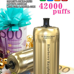 Image promotionnelle de la tête E-Shisha jetable Blaze Blaze dans une conception en or avec une saveur de framboise des myrtilles, représentée à côté de la monnaie colorée et une boîte à cadeau avec un arc, des caractéristiques de mise en évidence telles que 42 000 bouffées, une batterie de 1000mAh et une capacité liquide de 30 ml.