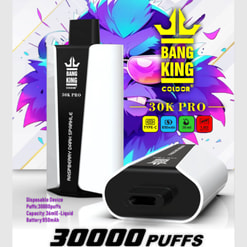 Werbung mit einem Einweg-Vaping-Gerät namens „Bang King 30000 Pro“ mit Raspberry Dark Sparkle-Geschmack, das 30.000 Züge schafft, 36 ml E-Liquid fasst und über einen 850-mAh-Akku verfügt.