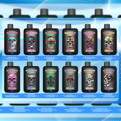 Een display met kleurrijke e-liquidflesjes met schedelontwerpen en verschillende smaaknamen, gerangschikt in rijen tegen een blauwe achtergrond.