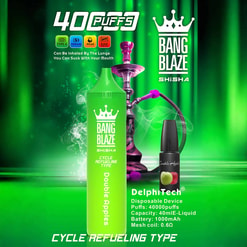 Promotionele afbeelding die het Bang Blaze Shisha -wegwerpapparaat presenteert met dubbele appels smaak, naast een vloeibare vulfles en een traditionele waterpijp, gelegen tegen een groen verlichte achtergrond.