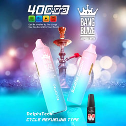 Promotionele afbeelding met twee Bang Blaze Shisha -apparaten met het label 'Peach Ice' met 4000 puffcapaciteit, een waterpijp op de achtergrond en een klein fles perzik ijsaroma op de voorgrond.