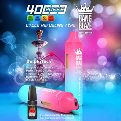 Promotionele afbeelding voor Delphitech's Bang Blaze Degisable Shisha-apparaat met 40.000 kiezels, 40 ml e-vloeistofcapaciteit, 1000 mAh batterij en mesh-spoel, met een kleurrijk gradiëntontwerp en aardbeienijsfles op de voorgrond.