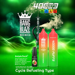 Promotionele afbeelding voor de Bang Blaze Disposable Vape presenteert watermeloensmaak, met specificaties zoals 40.000 kiezels, 40 ml e-vloeistofcapaciteit en 1000 mAh-batterij, weergegeven naast een shisha-pijp op een groene achtergrond met dampeffecten.