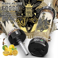 Promotiefoto voor de Bang Blaze wegwerpvape met een close-up van het ontwerp en de specificaties: 60.000 trekjes, een e-liquidcapaciteit van 40 ml, een batterij van 1000 mAh en een 0,6 Ω mesh coil. De passievruchtsmaak wordt benadrukt door decoratieve illustraties, wat de ambachtelijke esthetiek van het product benadrukt.