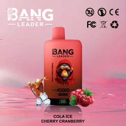 Immagine promozionale del dispositivo Bang Leader in rosso, con il logo di un gorilla con disegni di ciliegia e mirtillo rosso, che indica il gusto di Cola Ice Cherry Cranberry, insieme a icone per certificazioni e conformità di sicurezza su uno sfondo rosa lucido.