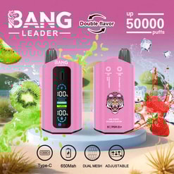 Promotionele afbeelding van het Bang Leader Vape-apparaat in roze, met de optie met dubbele smaak, 50.000 viescapaciteit, Type-C-oplaadpoort, 650 mAh batterij en verstelbare instellingen, met een kiwi en aardbei-ijssmaak thema op de achtergrond.