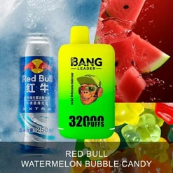 Una lattina di bevanda energetica Red Bull e un dispositivo per svapare verde brillante con l'etichetta "Bang Leader" e la scritta "32000 tiri", posizionati su uno sfondo di fette di anguria e caramelle gommose colorate. Il testo sottostante recita "Red Bull Watermelon Bubble Candy".