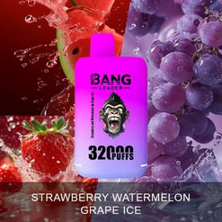 Dispositivo per svapare con l'etichetta "Bang Leader" al gusto di ghiaccio di fragola, anguria e uva, circondato da immagini di fragole, uva e schizzi d'acqua.