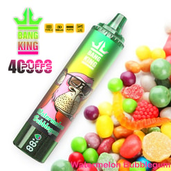 Un dispositif de vape vibrant étiqueté «Bang King» avec un singe de dessin animé, aux côtés de bonbons colorés, mettant en évidence la saveur de bulle de pastèque et la capacité de 40000 bouffées.
