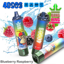 Image promotionnelle avec un dispositif de vape jetable King Bang King avec une saveur de framboise des myrtilles, représenté avec ses emballages colorés et ses illustrations de fruits en arrière-plan.