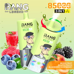 Une image promotionnelle mettant en vedette deux dispositifs de vape jetables 3-en-1 de légende avec une sélection de saveurs personnalisés, dans un fond fruité, notamment des framboises, des bleuets, des mûres et des tranches de pêche, mettant en évidence les options de saveurs des fruits mixtes, des pêches mojito et des framboises aux myrtilles aux côtés de la marque et des détails de la branding et de la bouffée.
