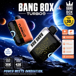 Annonce de vape Bang Box 42k Turbo avec deux appareils colorés, fond spatial et icônes de fonctionnalité pour écran incurvé 3D, 750 mAh et 28 ml