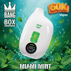 Dispositivo vape Bang Box bianco etichettato Miami Mint con display digitale, circondato da foglie di menta e gocce d'acqua