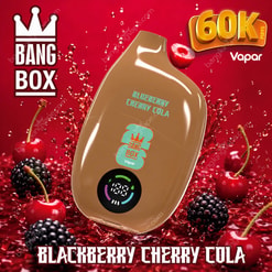 Dispositivo vape Bang Box marrone etichettato sapore Blueberry Cherry Cola circondato da ciliegie e mirtilli che schizzano con 60K tiri dichiarati