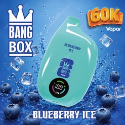 Dispositivo vape Blueberry Ice Bang Box circondato da mirtilli e cubetti di ghiaccio con etichetta 60K tiri