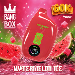Dispositivo vaporizzatore Bang Box rosso etichettato Watermelon Ice circondato da fette di anguria e cubetti di ghiaccio con 60K tiri evidenziati nell'angolo