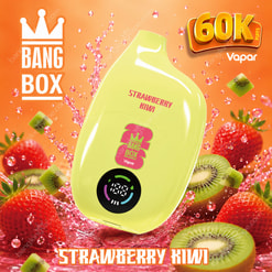 Dispositivo vape Bang Box giallo etichettato Fragola Kiwi con display digitale, circondato da schizzi d'acqua, fragole e fette di kiwi su sfondo arancione