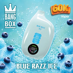 Dispositivo vape monouso etichettato Blue Razz Ice circondato da mirtilli e cubetti di ghiaccio con schizzi d'acqua su sfondo blu