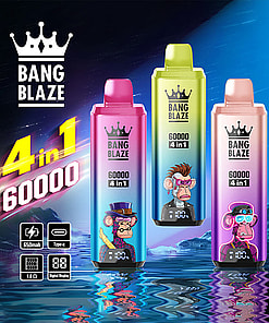 3 つのカラフルな Bang Blaze 60K 4 in 1 電子 vape デバイスが、漫画の猿のグラフィックと、650mAh バッテリー、Type-C 充電、デジタル ディスプレイなどの仕様とともに、なめらかな青い背景に表示されています。