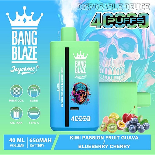 Reklambild för en Bang Blaze Joycome engångsvapingenhet, med betoning på 4000 puffar, 40 ml e-vätska, 650 mAh batteri, smaker av kiwi, passionsfrukt, guava och blåbär och körsbär, tillsammans med produktfunktioner som mesh-coil och typ-C-laddning, med bakgrundsbilder av en stiliserad skalle och frukter.