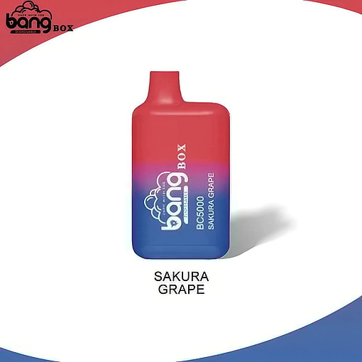 En Bang Box BC5000 engångsvape i sakura-druvsmak, med en strömlinjeformad rektangulär design med röda och blå toningsfärger.