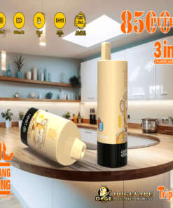 モダンなキッチンカウンターに DogeVape Bang King ベイプ デバイスを配置したプロモーション画像。パフ数やフレーバー調整などの製品仕様と機能を紹介します。