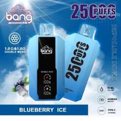 Reklam för Bang-märkets engångsvape med smaken "Blueberry Ice", med kapacitet på 2500 bloss, 1.0 dubbelmesh-spole, 30 ml vätskevolym, 650 mAh batteri och typ-C-laddning, avbildad i blå och svart förpackning med en blåbärstema-bakgrund.