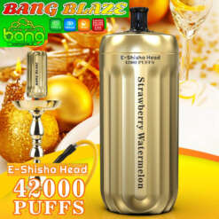 華やかな金色と白の背景に、「Bang Blaze」というラベルが付いた金色の E-Shisha デバイスのプロモーション画像。42,000 回の吸引とストロベリー ウォーターメロンのフレーバーなどの機能が表示されています。